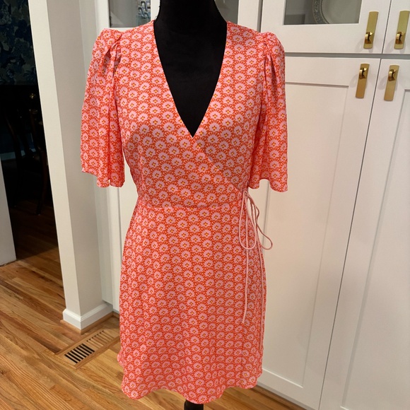 Alice + Olivia NWT Sandra Floral Wrap Mini Dress, Size 2 - Picture 1 of 9